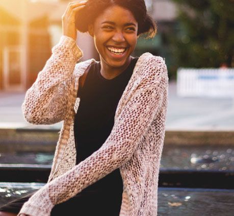 RUMBO imagen chica riendo RUMBO imagen chica riendo